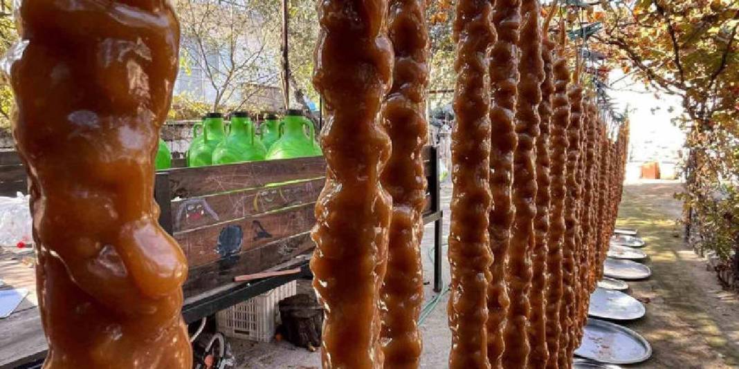 Doğal üretiliyor herkes çok seviyor! Kış demek cevizli sucuk demek: Bal ve pekmez sevmeyen çocuklar bile bayılıyor 1